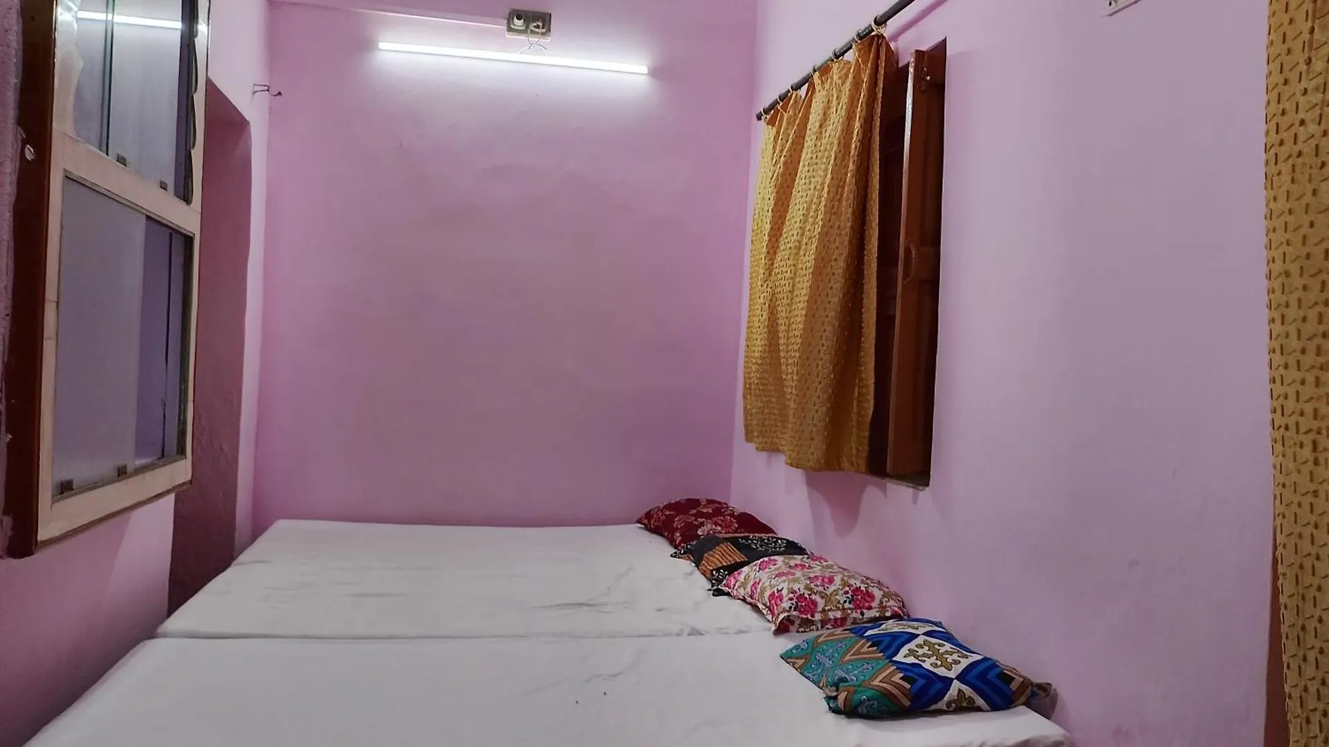 Roshni Paying Guest House Varanasi India